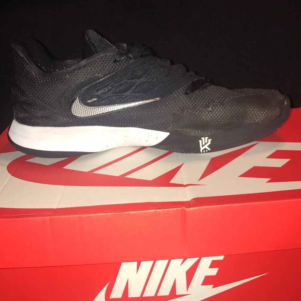 Kyrie Irving low 1’s 10.5 Black & silver swoosh - Picture 7 of 14